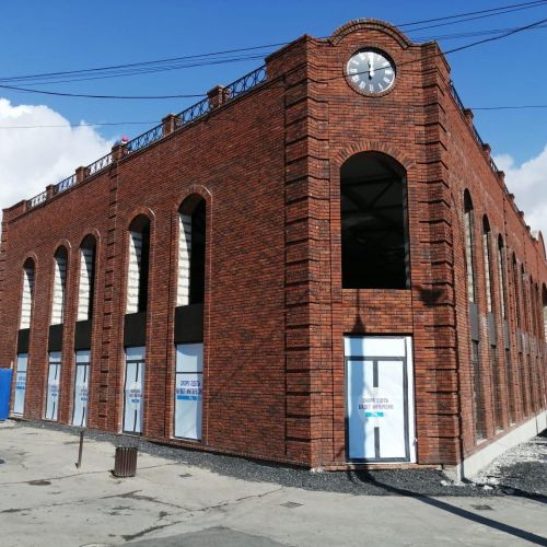 Торговый центр в Таганроге на перекрёстке ул. Фрунзе, 100 и Дзержинского, 1